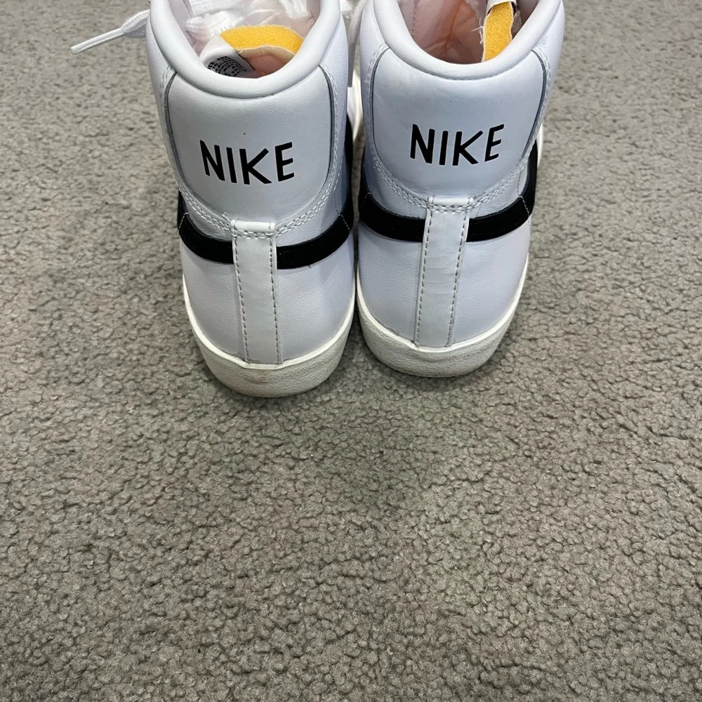 Ladies size 7 Nike Blazer Mid '77 Women's Shoes